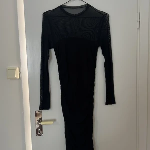 Half and half klänning - Tunn tyg upptill, bomull nertill. Använd 1 gång