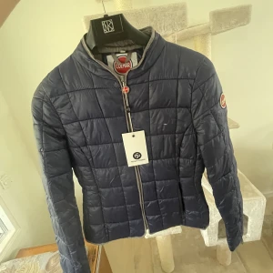Colmar jacka - Säljer denna supersnygga comlar jacka som är perfekt nu till hösten. Nypris ca 2000 kr men säljer den för 400 då den har en liten defekt (bild tre) men som säkert går att lappa eller sy💓