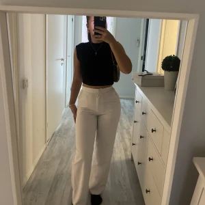 Kostymbyxor  - Fina högmidjade kostymbyxor från nakd , finns en liten fläck vid framfickan 😩💞