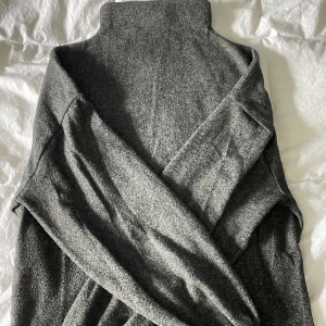 Superfin stickad tröja - Väldigt mjuk inga defekter. Finns en likadan fast röd/orange i storlek S på min profil(om man vill köpa båda så sänks priset). Frakt tillkommer om du inte vill mötas upp i Uppsala.❤️