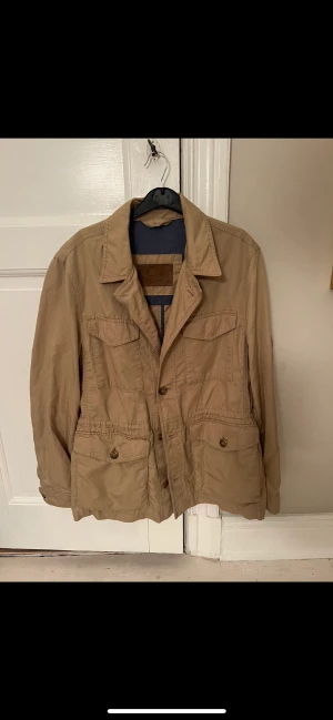 Overshirt - Safari jacka/overshirt från Massimodutti. Storlek M.