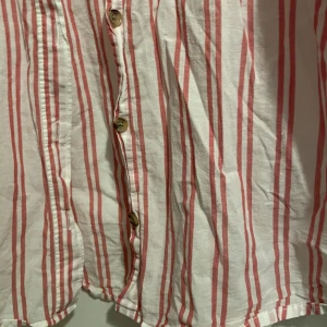 Skjorta i bomull - fler bilder finns  - Jätteskönt skjorta i bomull I fint skick. 