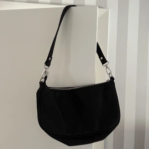 Svart axelväska  - Svart axelväska från gina, använd men ingen skada skedd nypris 299kr