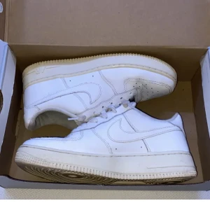Air forces  - Vita air forces  Storlek 39 Fick skorna av en vän som antagligen är använda i ett par år, är dock fortfarande i en bra skick och relativt rena 