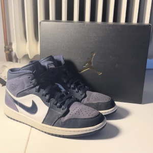 Jordan 1 Mid Sanded Purple - Jordan 1 Mid sanded purple storlek 11/45. Nypris ligger runt 3000kr. Är sparsamt använda under en två års period men har en del slitage mm. Orginalbox tillkommer och kvitto finns ifall äkthet ifrågaställs. Kan skickas eller mötas upp i Umeåområdet.