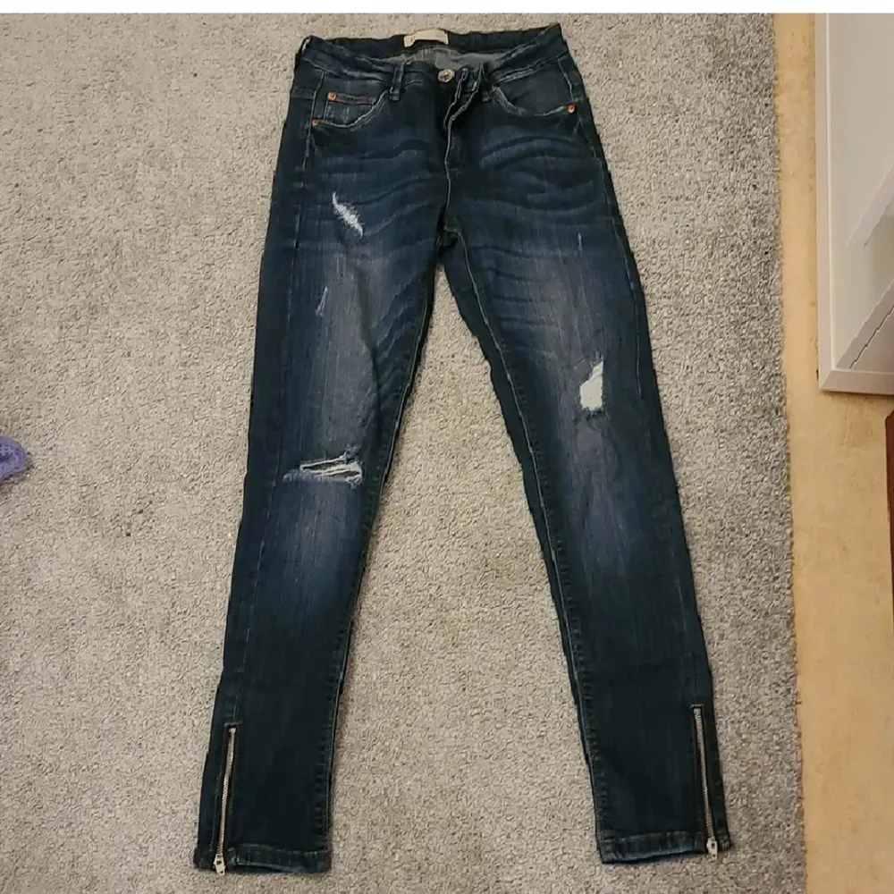 Håliga jeans från KappAhl (Rükie). Jeansen är i utmärkt skick. Kan fraktas, men köparen står för frakten 💕. Jeans & Byxor.