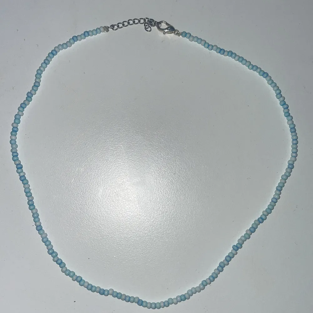 Ljusblått halsband köpt på plick som säljs för 65kr, säljer även fler smycken på plick💓. Accessoarer.