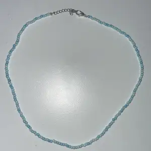 Ljusblått halsband köpt på plick som säljs för 65kr, säljer även fler smycken på plick💓
