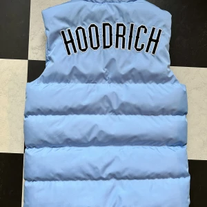 Hoodrich väst XS - Köpt i våras på JD.  Stl XS Knappt änvänd och är i fint skick, inga defekter överhuvudtaget. Nypris 950. Mitt pris 400 + frakt. Skriv vid fler frågor eller funderingar!