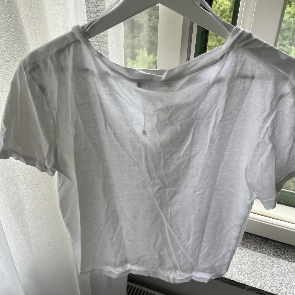 Vit T-shirt från zara, inprincip oanvänd❣️ordinarie pris 99. T-shirts.
