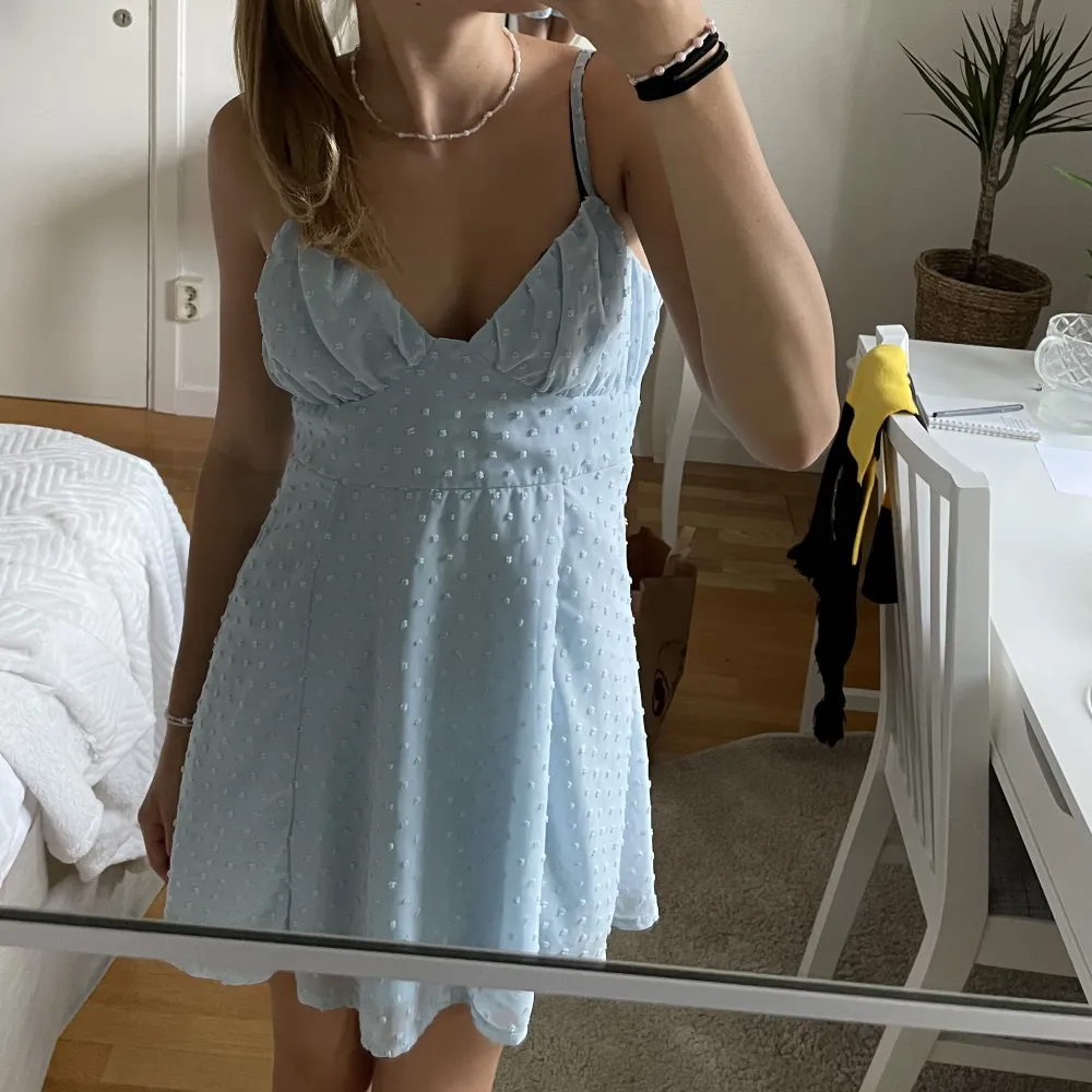Blå kort klänning som jag använt några gången men fortfarande i jättebra skick . Klänningar.