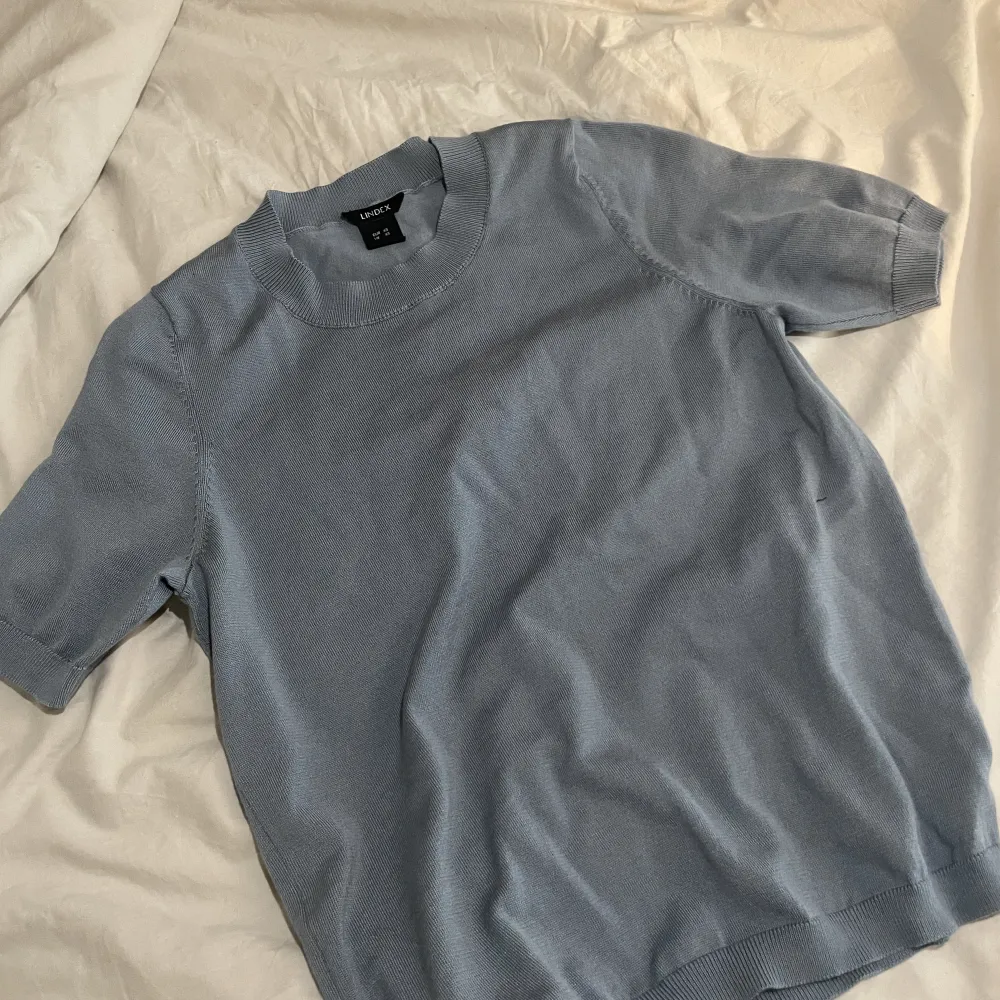 En finstickad t-shirt i en grå/blå färg väldigt fint skick. T-shirts.