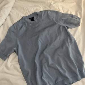 En finstickad t-shirt i en grå/blå färg väldigt fint skick