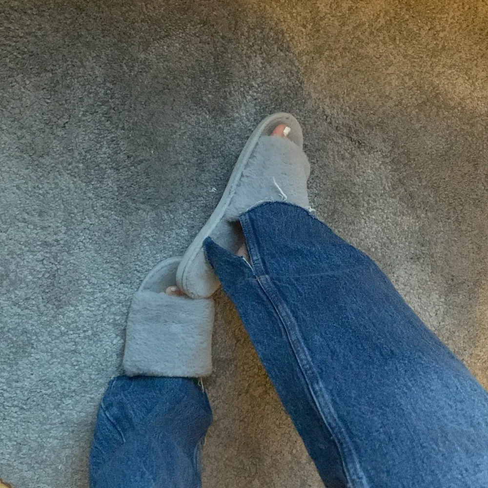 Hej. Dessa jeans är i mycket bra skick endast använda typ 2 gånger. Jag är 165cm lång och dessa var för långa på mig så de är avklipta för att passa den längden! Liten slits på båda sidorna( bild 3) . Jeans & Byxor.