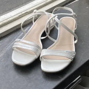 perfekt vita sandaler  aldrig använda då jag köpte fel storlek 💔  nypris 699,- @ zalando  Vita MIT Blockabsatz sandaler från Esprit.  sista bilden är inspiration