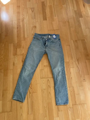 lågmidjade weekday jeans - raka lågmidjade jeans som jag köpte här på plick men passade inte alls mig. Aldrig använda av mig och har en lapp från sellpy på. 
