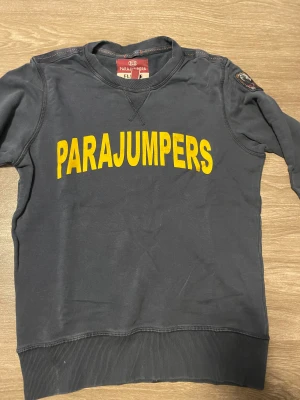 Parajumpers tröja  - Långärmad tröja från Parajumpers. Köpt från Kids Brandstore. I storlek Y-M vilket motsvarar storleken 164-168, det vill säga storlek för 14-åringar. I bra skick. 