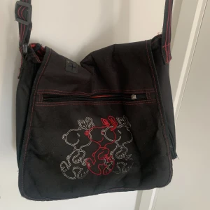 Snoopy Axelremsväska  - super söt axelremsväska som går att justera! söt snoopy o perfekt storlek, många olika fack 💞💋