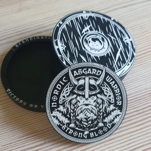 Aluminium snusdosa "Asgard Warrior" - Oanvänd unik graverad snusdosa. Nordisk asgard viking. Gjord i aluminium och är tredelad (bjudlock). Ändast uppackad för att bli graverad.   Intresserad av att lägga till namn eller något? Skicka gärna pm vid frågor. Kan skickas mot betalad frakt.