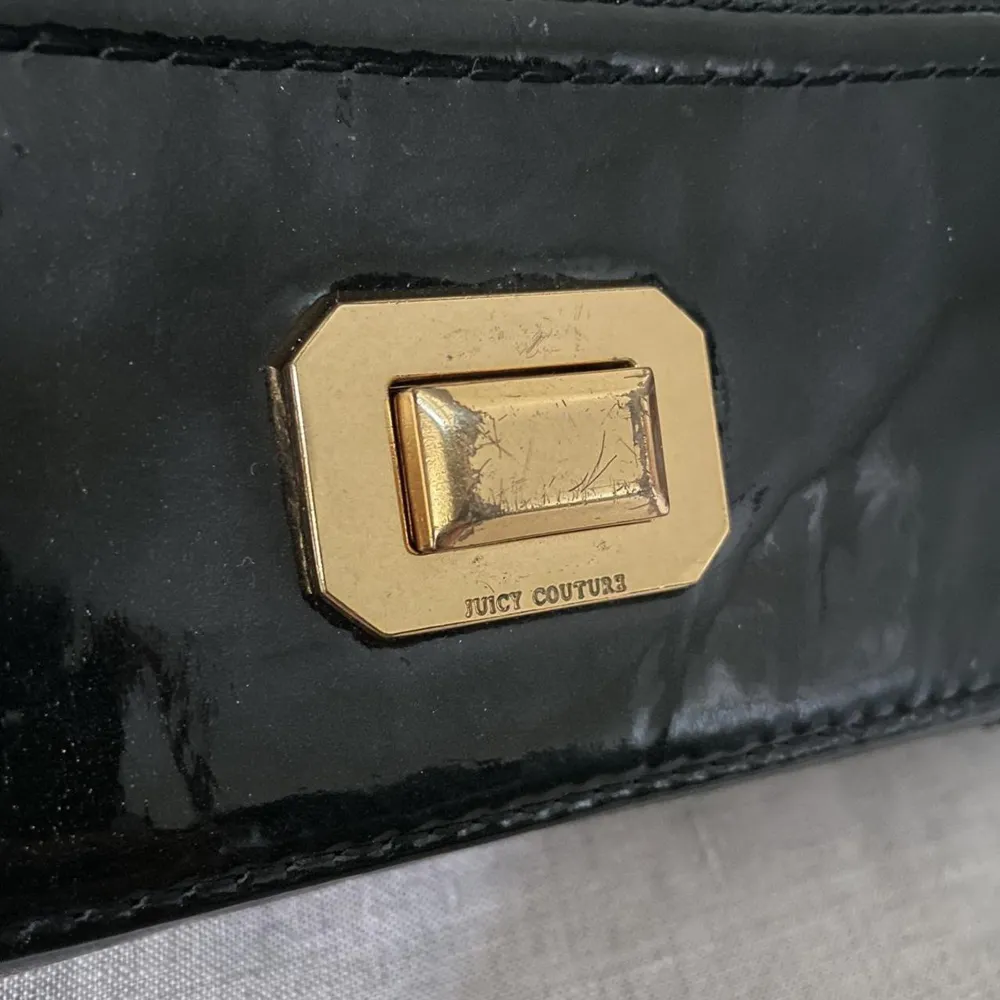 Juicy Couture Black Patent Leather Crossbody  Black fabric Lining/Golden Hardware with minimal branding  Removable Black Leather/Golden Chain Strap, can be used as wallet  1 Exterior Compartment 5 Interior Compartments & 1 Zip Pocket 6 Card Inserts. Väskor.