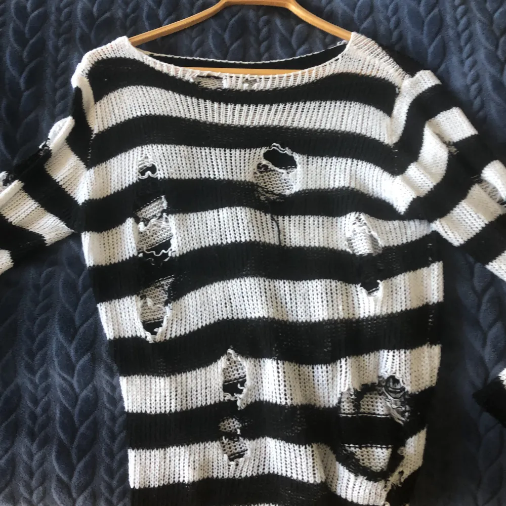 En randig stickad tröja med hål i  Tryck ej på KÖP NU den funkar inte 😭‼️‼️. Tröjor & Koftor.
