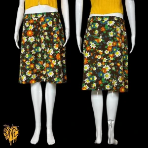 Kjol  - Blomkjol, inget märke eller storlek. I gott skick! Passar dockan lågmidjat, se måtten! ⚠️ Mått liggande: Midjebredd (räkna det som höftbredd för lågmidjad fit) 41 cm & Längd 56 cm