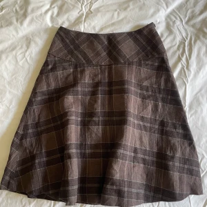 Brunrutig vintage kjol XS/S - Jättefin rutig Halvlång kjol! 🤎 (skriv privat för fler bilder)
