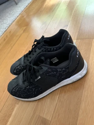 Sneakers - Sneakers svarta från L.A Gear! Storlek 41 använda 2 gånger