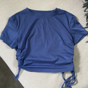 marinblå croptop - Marin blå croptop med justerbara band på sidorna! Använd en gång.  