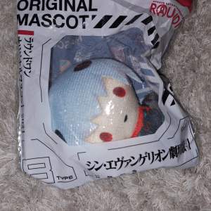 Säljer den här Rei ayanami plushien som är köpt ditekt från japan. Skickas  med påsen. Kan mötas upp eller frakta.  Köparen står för frakt.