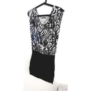 Klänning - Pösig upptill tajt nedre 