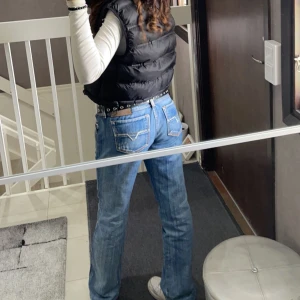 Jeans low waist med rhinestones - Säljer dessa lågmidjade jeans med rak passform. Bra skick. Skulle säga att de passar någon som är 160-167, beroende på hur man vill att de ska sitta. Jag är 160cm