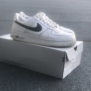Air force 1 - Han typ inte att använda då dom blev försmå så skulle helst vilja byta mot en större storlek eller sälja dom🤍