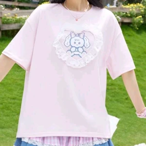 Super Kawaii T-shirts - Puderrosa t-shirt med vit volang och en kawaii kanin.❤️