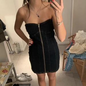 UO klänning  - Sååååp snygg jeans klänning! Verkligen magisk!!!