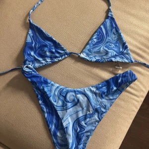 Blå bikini - Blå bikini från shein, aldrig använd då överdelen är för liten för mig. Köparen står för frakt 