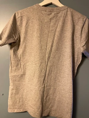 Gant T-shirt - Säljer mitt barns gant t-shirt då han vuxit ur den. 