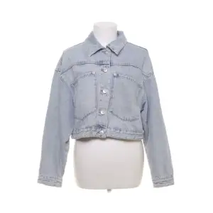 Blå croppad jeansjacka ifrån Zara i strl M, normal strl, nyskick 🫶🏽 