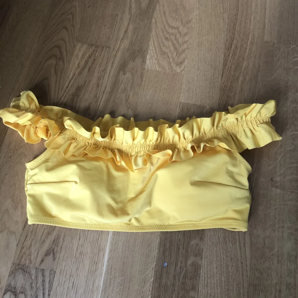 Gul bikinitopp från H&M i storlek 38 men skulle säga att den är en S. Funkar även som XS. Använt väldigt få gånger så i fint skick. Muu.