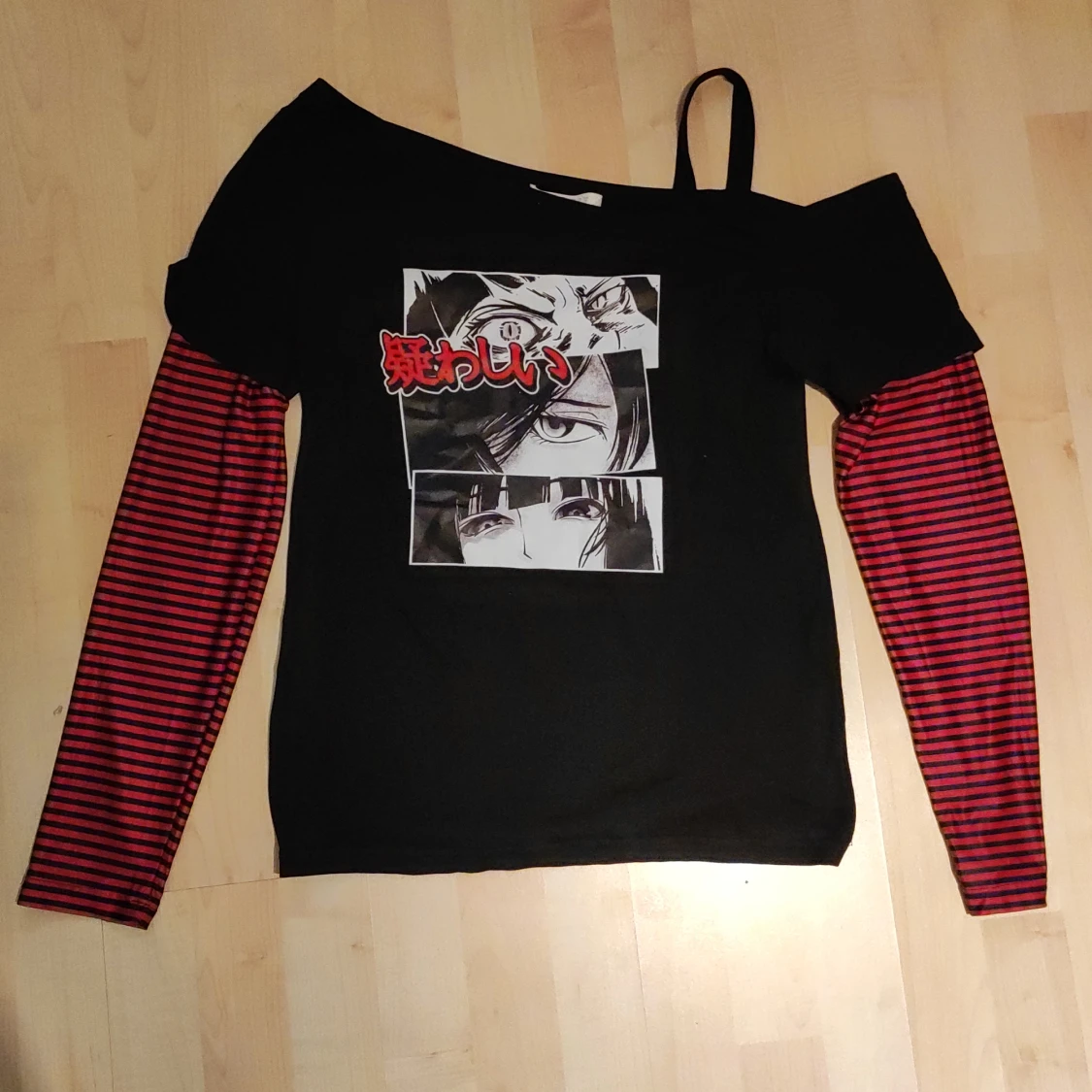 Svart anime randig t-shirt