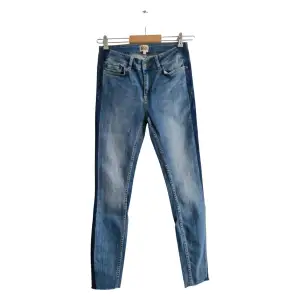Jeans från Twist & Tango. Mer som 27 i storleken  Storlek: 26 Material: Bomull, Elastan Anmärkning: Färgändring