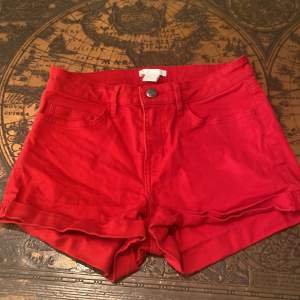 Röda shorts från H&M i storleken 34. Frakt tillkommer. Perfekta för sommaren🍦🌞