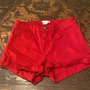 Röda shorts från H&M i storleken 34. Frakt tillkommer. Perfekta för sommaren🍦🌞