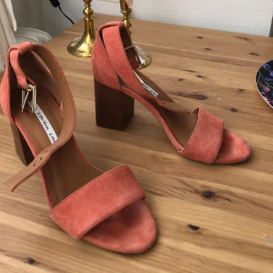 Klackskor & other stories  - Säljer dessa söta persikofärgade sandaletter från & other stories! Sparsamt använda, storlek 38