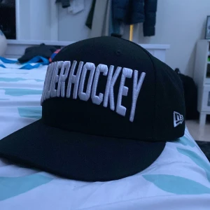 Bauer hockey keps från new era  - Svart/vit Bauer keps och ganska ny