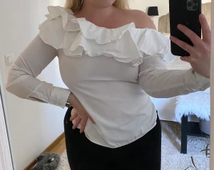 Off shoulder skjorta - Så fin och söt half of shoulder skjorta från HM. Har knäppning längst ner på ärmen som skjortor brukar ha! 