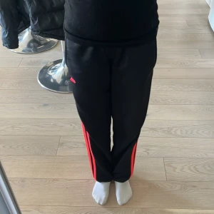 Adidas byxor - Kameran visar annan färg det är mer mot neon rosa hållet! Underbara adidas byxor som inte säljs längre! Använda några gånger. Finns inga märken på användning. Priset kan diskuteras! 