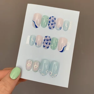 Press on nails - FÄRDIGT SET 💛 Press on nails (lösnaglar) i storlek M. Storleken anser bredden på dina naglar. Alla lösnaglar är handmålade av mig med högkvalitativa gellack. Detta set är ett färdigt set och går alltså att köpa direkt. Jag skickar alltid med 14 naglar 💅🏼🧡