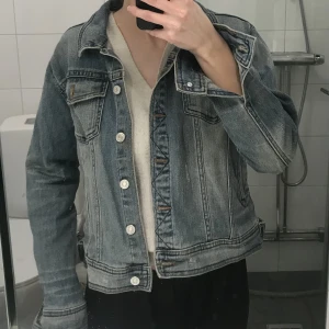 Jeansjacka - Fin jeansjacka från Zara, köpt för flera år sen men använd ca 1 gång! 💖