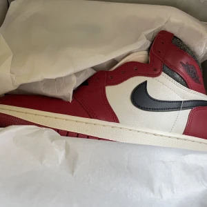 Air Jordan 1 Chicago lost and found - Helt oanvända Chicago lost and found strl 42 köpta i footlocker kvitto finns. Skriv privat för fler bilder eller frågor